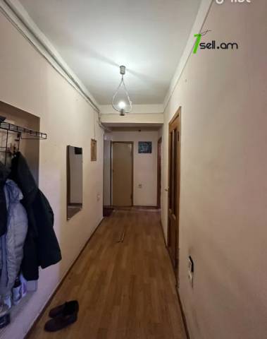 2 սենյականոց բնակարան Մամիկոնյանց փողոցում, 68 ք.մ., 2/5 հարկ, մասնակի վերանորոգում, քարե շենք