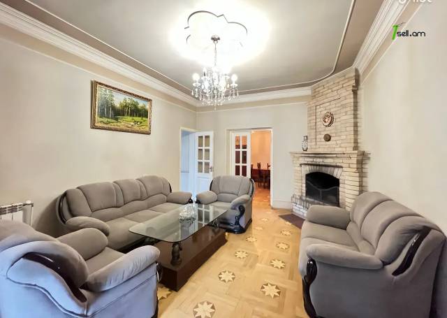 Երկու հարկանի քարե տուն Մարշալ Խուդյակովի փողոցում Ավանում, 286 ք.մ., 2 սանհանգույց