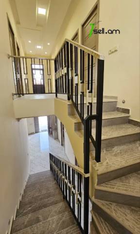 Երկու հարկանի քարե տուն Սամվել Գևորգյան փողոցում Դավթաշենում, 620 քմ, 2 սանհանգույց