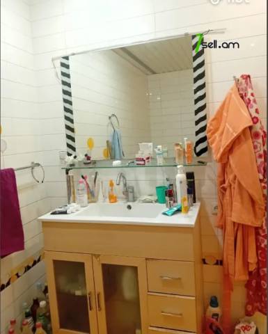 Երկու հարկանի տուն Զարոբյան փողոցում կենտրոնում, 221 ք.մ., 2 սանհանգույց