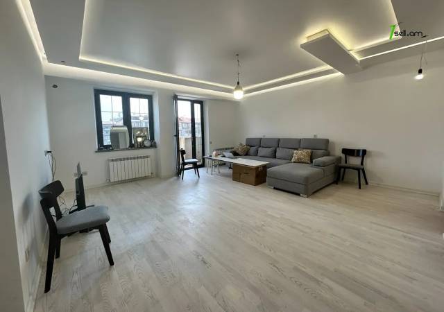 3 սենյականոց բնակարան Կոմիտասի պողոտայում, 88 ք.մ., 3/9 հարկ, կապիտալ վերանորոգված, քարե շենք