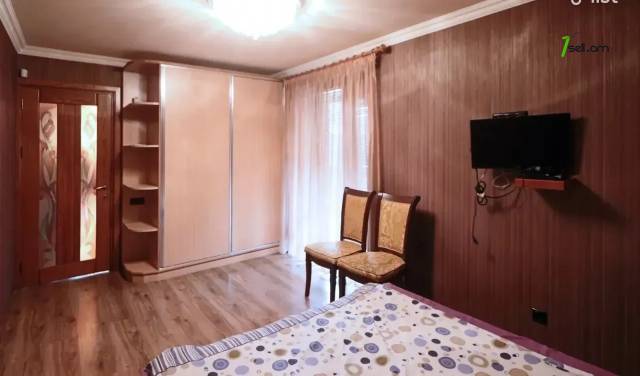 3 սենյականոց բնակարան Հանրապետության փողոցում, 83 ք.մ., 3/5 հարկ, եվրովերանորոգված, քարե շենք