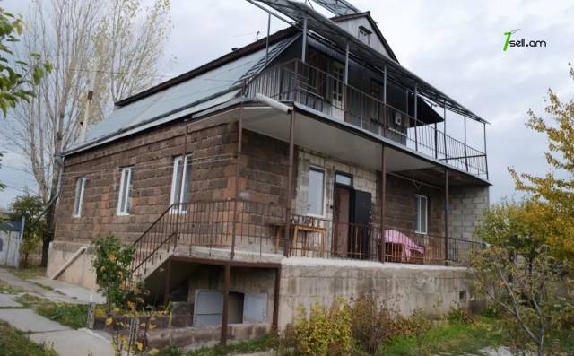 Երկու հարկանի քարե տուն, Ղարսի խճուղի Գյումրիում, 298 ք.մ., 2 սանհանգույց