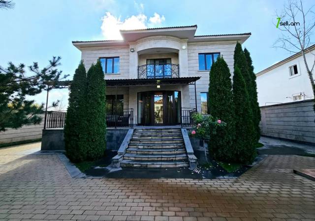 Երկու հարկանի քարե տուն Ծարավ Աղբյուրի փողոցում Ավանում, 1650 ք.մ., 3+ սանհանգույց