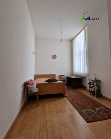 Երեք հարկանի քարե տուն, Նոյ թաղամաս Աջափնյակում, 600 ք.մ., 3+ սանհանգույց, եվրովերանորոգված