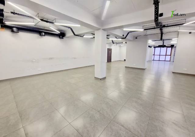 Բազմաֆունկցիոնալ գույք, Հանրապետության հրապարակ կենտրոնում, 2500 ք.մ.