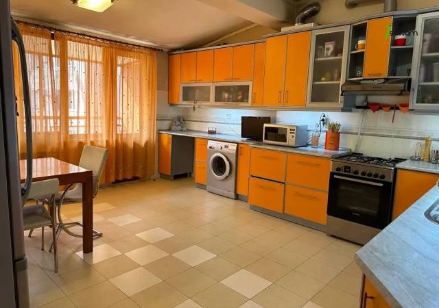 3 սենյականոց բնակարան Պուշկինի փողոցում, 106 ք.մ., 2 սանհանգույց, բարձր առաստաղներ, մի քանի պատշգամբ