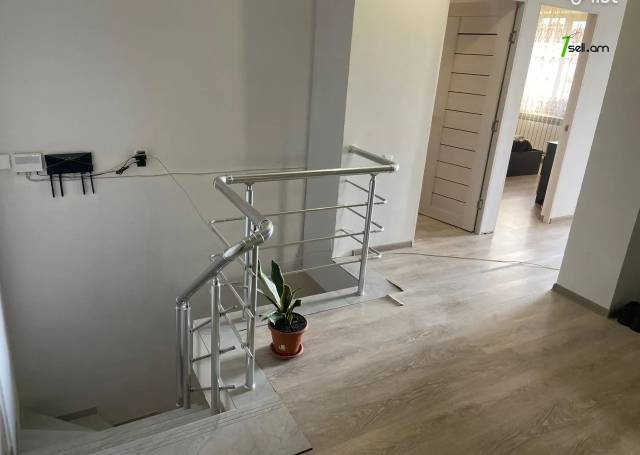 Երկու հարկանի քարե տուն Բագրևանդի փողոցում Ավանում, 150 քմ, 2 սանհանգույց, կոսմետիկ վերանորոգում