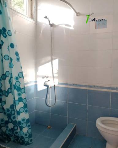 3 սենյականոց բնակարան Սայաթ-Նովայի պողոտայում, 86 ք.մ., բարձր առաստաղներ, կոսմետիկ վերանորոգում