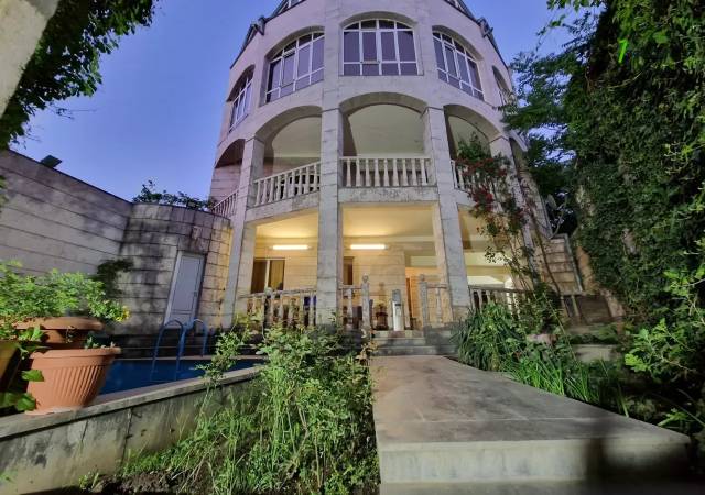 Երեք հարկանի քարե տուն Պարոնյան փողոցում կենտրոնում, 550 քմ, 3+ սանհանգույց, եվրովերանորոգված