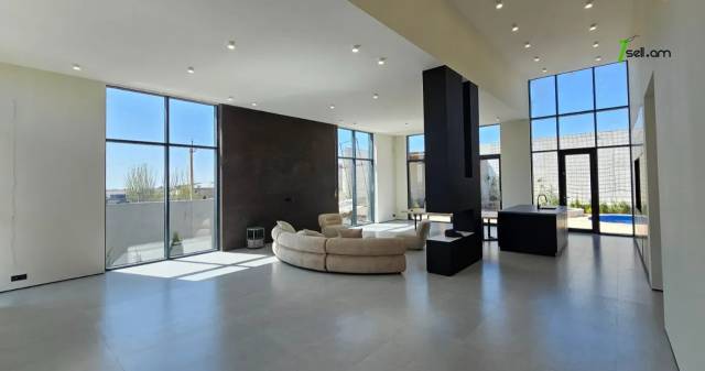 Մեկ հարկանի քարե տուն Զովունիում, 1150 ք.մ., 3+ սանհանգույց, դիզայներական ոճով վերանորոգված