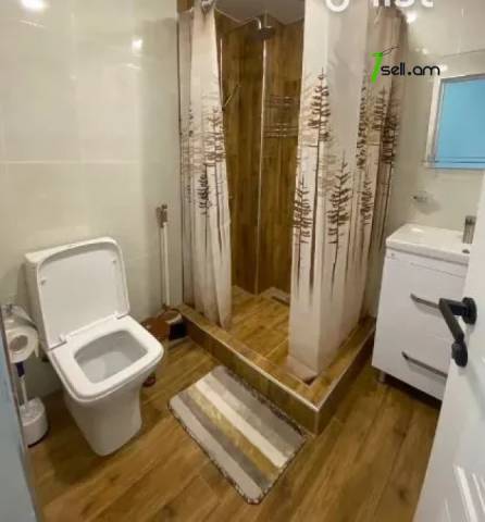 2 սենյականոց բնակարան Ազատության պողոտայում, 50 ք.մ., 2/5 հարկ, եվրովերանորոգված, քարե շենք