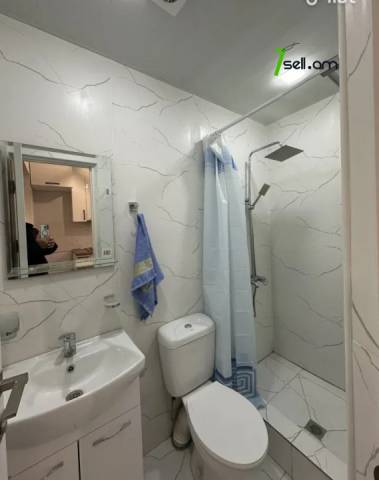 2 սենյականոց բնակարան Արամ Խաչատրյան փողոցում, 46 ք.մ., 1/5 հարկ, եվրովերանորոգված, քարե շենք