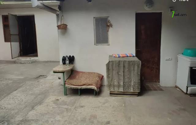 Մեկ հարկանի քարե տուն Խորենացու փողոցում Էրեբունիում, 90 քմ, կոսմետիկ վերանորոգում