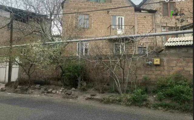 Երեք հարկանի քարե տուն Սարի Թաղ 3-րդ փողոցում Էրեբունիում, 131 քմ, 3+ սանհանգույց