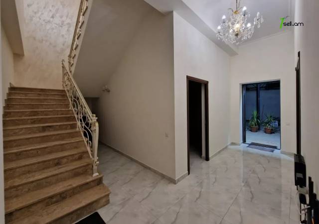 Երկու հարկանի քարե տուն Մուրացանի փողոցում Էրեբունիում, 220 ք.մ., 3+ սանհանգույց