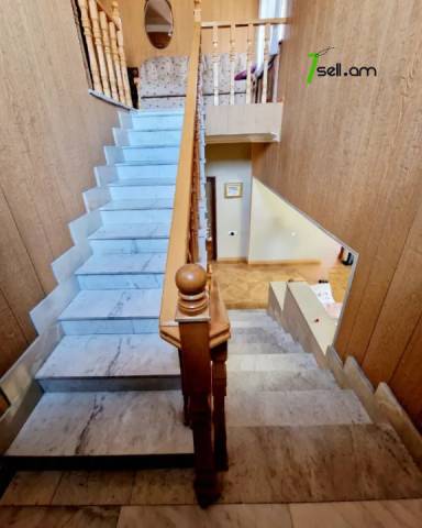 Երեք հարկանի տուն Օստրովսկու փողոցում կենտրոնում, 900 քմ, 3+ սանհանգույց, կապիտալ վերանորոգված