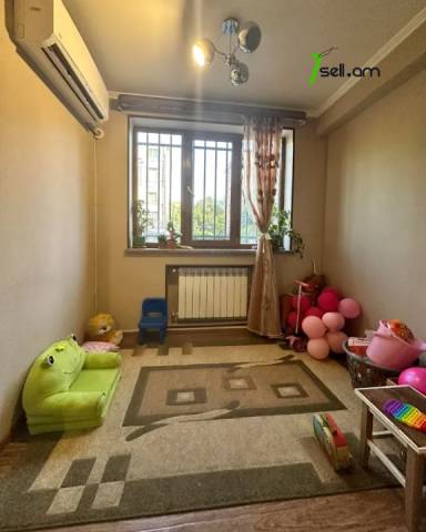 3 սենյականոց բնակարան Զաքյան փողոցում, 90 ք.մ., 1/5 հարկ, կապիտալ վերանորոգված, քարե շենք