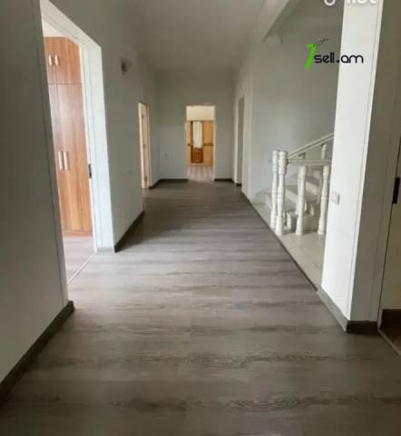 Չորս հարկանի քարե տուն Սիմեոն Երևանցու փողոցում կենտրոնում, 550 քմ, 3+ սանհանգույց