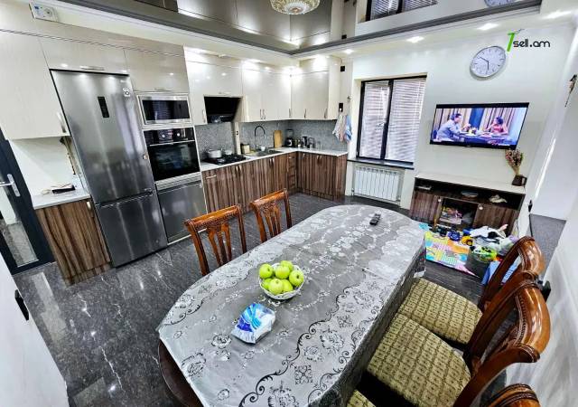 Երկու հարկանի քարե տուն, Դավթաշեն 2-րդ թաղամաս Դավիթաշենում, 290 ք.մ., 2 սանհանգույց