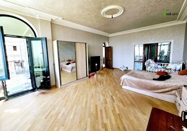 Երեք հարկանի քարե տուն Նորքի 9-րդ փողոցում Նորք Մարաշում, 1400 քմ, 3+ սանհանգույց