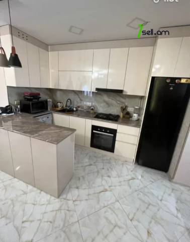 3 սենյականոց բնակարան Էզրաս Հասրաթյանի փողոցում, 65 ք.մ., մի քանի պատշգամբ, 4/9 հարկ