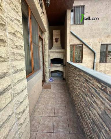 5 սենյականոց բնակարան Մհեր Մկրտչյան փողոցում, 210 քմ, նախավերջին հարկ, 2 սանհանգույց