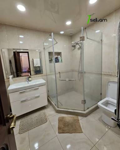 Մեկ հարկանի քարե տուն, Գ-1 թաղամաս Աջափնյակում, 500 ք.մ., 3+ սանհանգույց