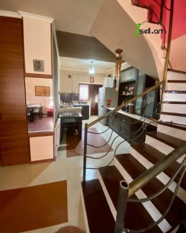 Երկու հարկանի քարե տուն Ռայնիսի փողոցում Քանաքեռ Զեյթունում, 300 քմ, 2 սանհանգույց, եվրովերանորոգված