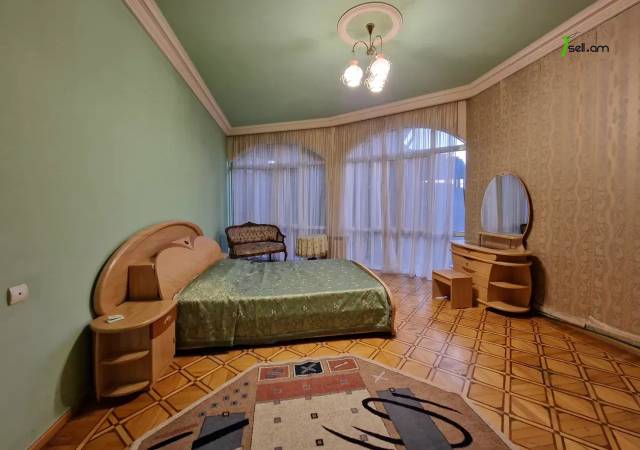 Երեք հարկանի քարե տուն Պարոնյան փողոցում կենտրոնում, 550 քմ, 3+ սանհանգույց, եվրովերանորոգված