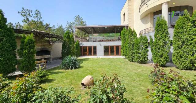 Երկու հարկանի քարե տուն, Արմենակ Արմենակյան անցուղի Նորք Մարաշում, 1800 քմ, 3+ սանհանգույց