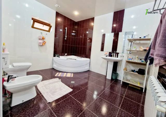 Երկու հարկանի քարե տուն Բագրևանդի փողոցում Նոր Նորքում, 600 ք.մ., 3+ սանհանգույց