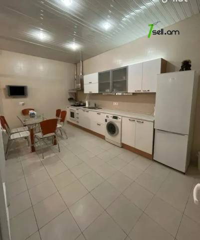 Ընդարձակ 6 սենյականոց բնակարան Մեսրոպ Մաշտոցի պողոտայում, 308 քմ, նախավերջին հարկ, 3+ սանհանգույց