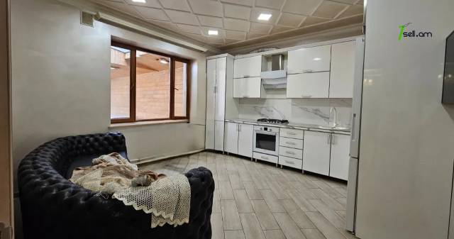 Երկու հարկանի քարե տուն, Գ-1 թաղամաս Աջափնյակում, 880 ք.մ., 2 սանհանգույց, կապիտալ վերանորոգված