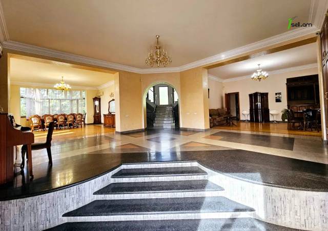 Երեք հարկանի քարե տուն Բարբյուսի փողոցում Արաբկիրում, 1060 ք.մ., 3+ սանհանգույց