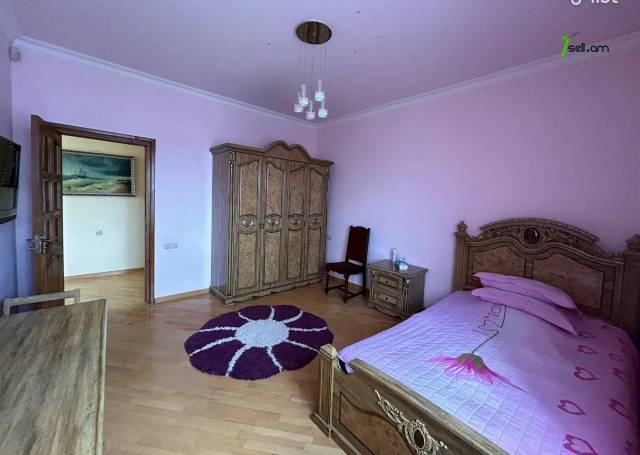 Երեք հարկանի քարե տուն Առինջի 17-րդ փողոցում Առինջում, 360 ք.մ., 3+ սանհանգույց