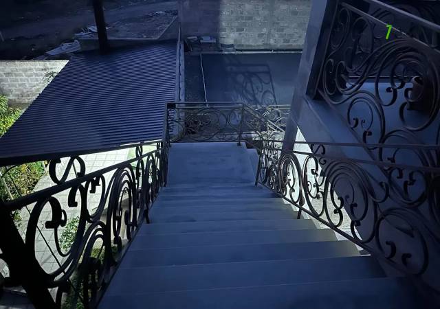 Երեք հարկանի քարե տուն 1-ին փողոցում Զովունիում, 800 ք.մ., 3+ սանհանգույց, կապիտալ վերանորոգված