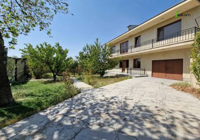 Երկու հարկանի քարե տուն Լուկաշինի փողոցում Աջափնյակում, 300 ք.մ., 3+ սանհանգույց