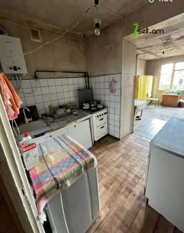 4 սենյականոց բնակարան Դրոյի փողոցում, 125 ք.մ., նախավերջին հարկ, քարե շենք