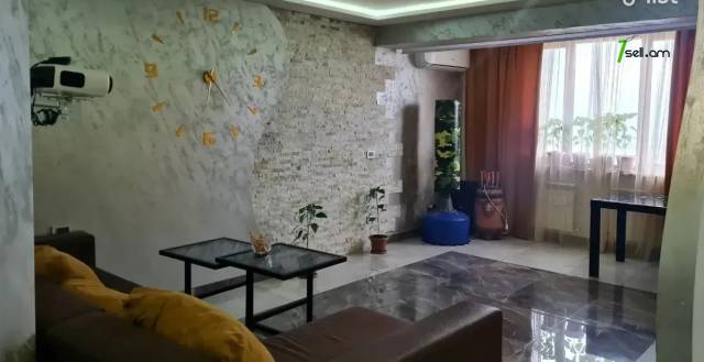 3 սենյականոց բնակարան Պարույր Սևակի փողոցում, 84 ք.մ., 2 սանհանգույց, եվրովերանորոգված, քարե շենք