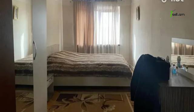 4 սենյականոց բնակարան Ռոստովյան փողոցում, 75 ք.մ., 3/5 հարկ, կոսմետիկ վերանորոգում, քարե շենք