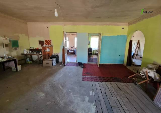 Երկու հարկանի քարե տուն Խորեն Խաչատրյան փողոցում Աջափնյակում, 300 ք.մ., 2 սանհանգույց