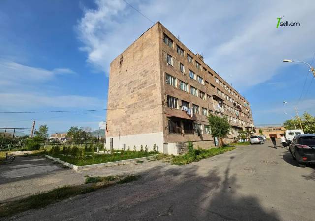 1 սենյականոց բնակարան Պիոներական փողոցում, 18 քմ, նախավերջին հարկ, կապիտալ վերանորոգված, քարե շենք