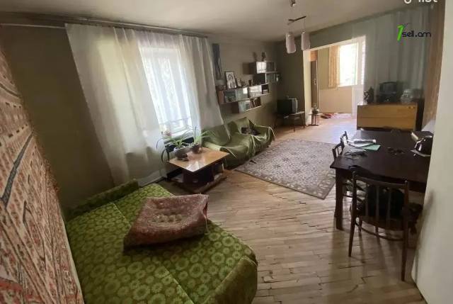 Ընդարձակ 1 սենյականոց բնակարան, Դավիթ Մալյան փողոցի նրբանցք, 57 ք.մ., 2/5 հարկ, քարե շենք