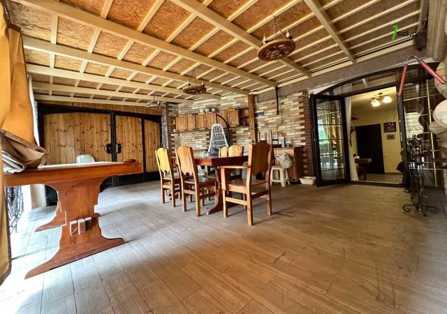 Մեկ հարկանի քարե տուն Սարյանի փողոցում կենտրոնում, 150 ք.մ., 3+ սանհանգույց, կապիտալ վերանորոգված