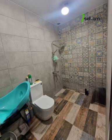 Երկու հարկանի քարե տուն Ծարավ աղբյուրի փողոցում Ավանում, 900 քմ, 3+ սանհանգույց, եվրովերանորոգված