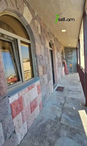 Մեկ հարկանի քարե տուն Նոր Արեշի 11րդ փողոցում Էրեբունիում, 100 ք.մ., կապիտալ վերանորոգված