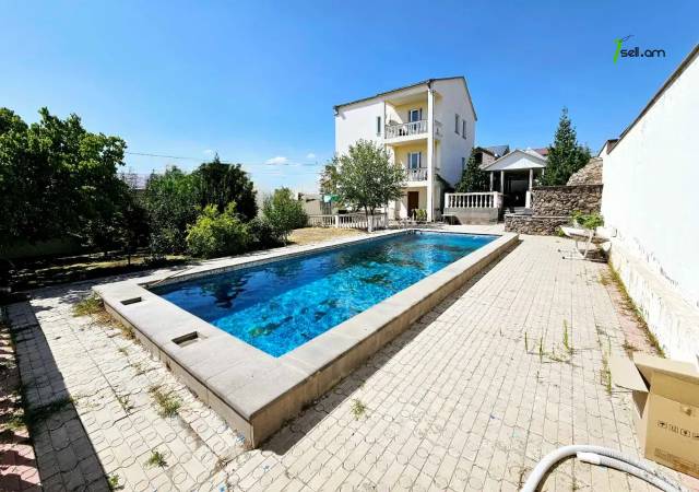 Երեք հարկանի քարե տուն Աջափնյակում, 1200 ք.մ., 2 սանհանգույց, եվրովերանորոգված