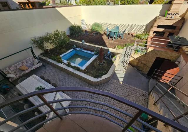 Երեք հարկանի քարե տուն Խնկո Ապոր փողոցում Արաբկիրում, 410 ք.մ., 3+ սանհանգույց, կապիտալ վերանորոգված