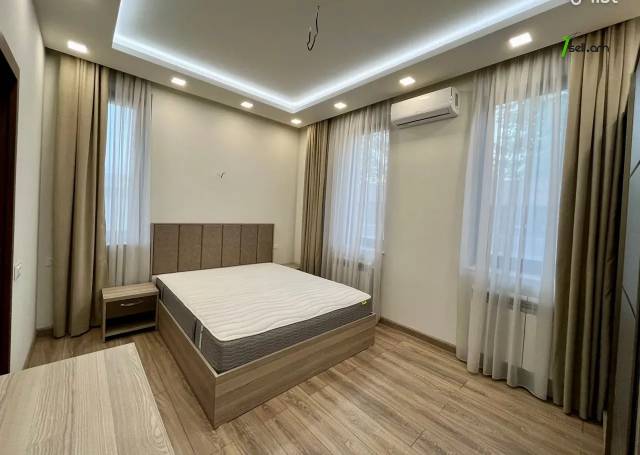 Երկու հարկանի տուն Էզրաս Հասրաթյան փողոցում Քանաքեռ Զեյթունում, 300 ք.մ., 3+ սանհանգույց